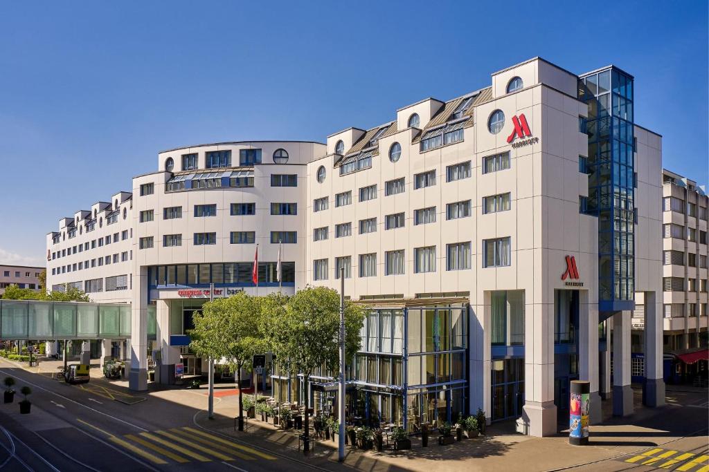 um grande edifício branco com um cartaz em Basel Marriott Hotel em Basileia