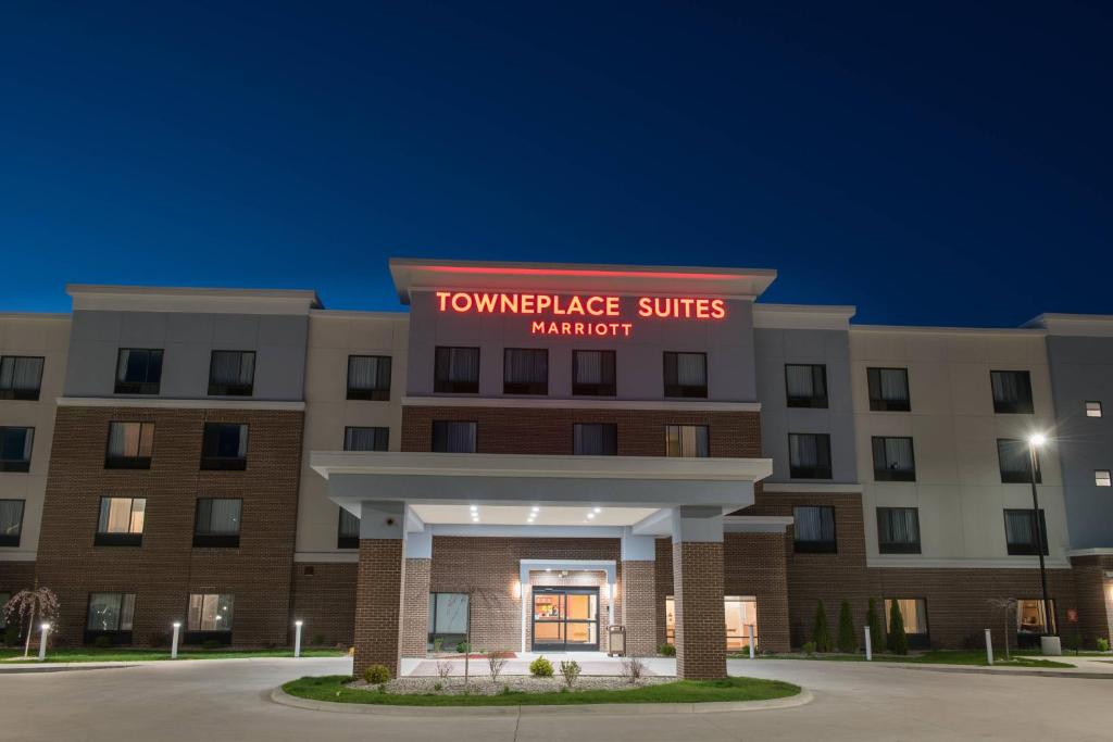 un edificio de hotel con un cartel que lee Tower Bridge Suites Marriott en TownePlace Suites by Marriott Battle Creek en Battle Creek