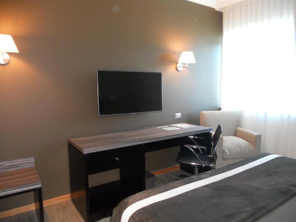 Una televisión o centro de entretenimiento en Hotel Diego de Almagro Chillan