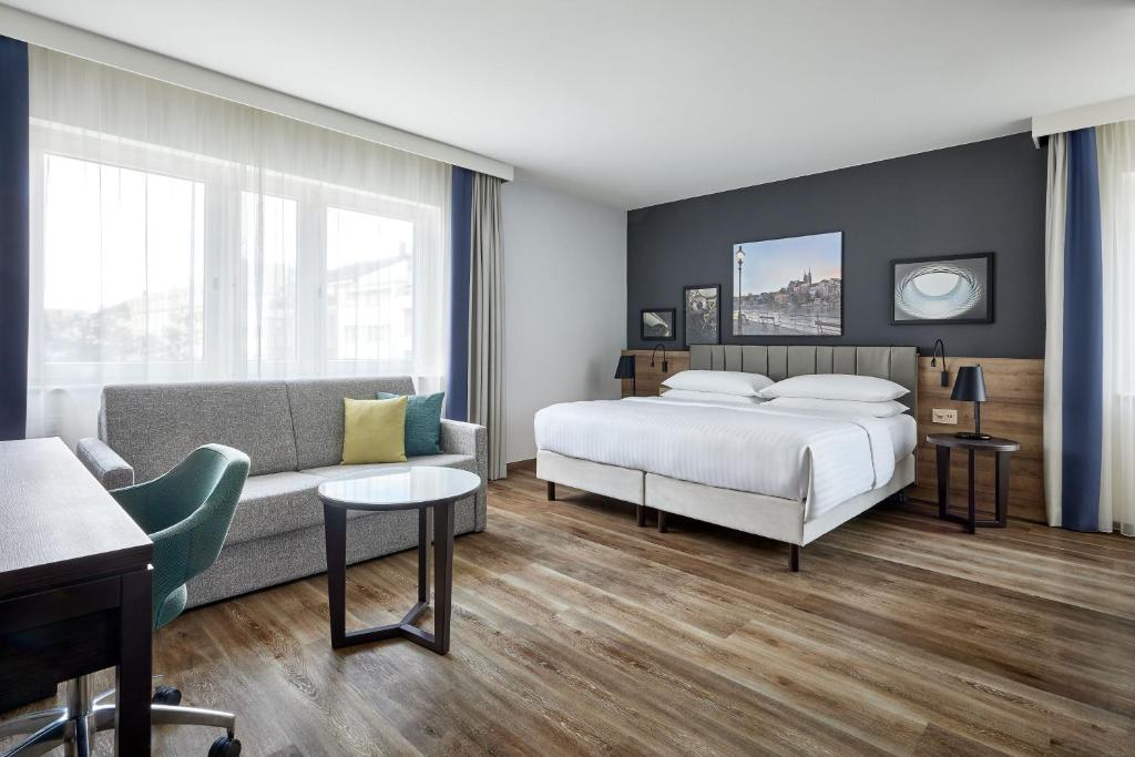 Letto o letti in una camera di Basel Marriott Hotel