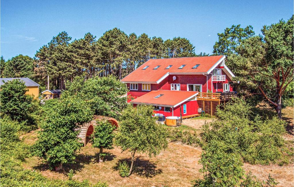 エーベルトフトにあるStunning Home In Ebeltoft With Sauna, Wifi And Indoor Swimming Poolの赤い屋根の赤い家