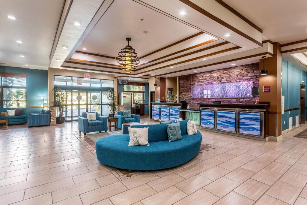 vestíbulo con sofá azul en una habitación en Fairfield Inn & Suites by Marriott Alamogordo en Alamogordo