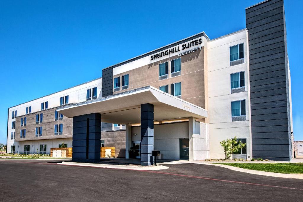 um grande edifício branco com um cartaz em SpringHill Suites by Marriott Amarillo em Amarillo