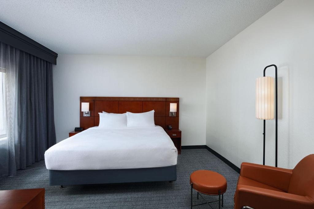 Postel nebo postele na pokoji v ubytování Courtyard by Marriott Dallas Richardson at Spring Valley