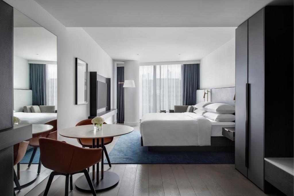 Postel nebo postele na pokoji v ubytování Melbourne Marriott Hotel Docklands