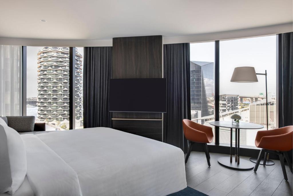 Postel nebo postele na pokoji v ubytování Melbourne Marriott Hotel Docklands