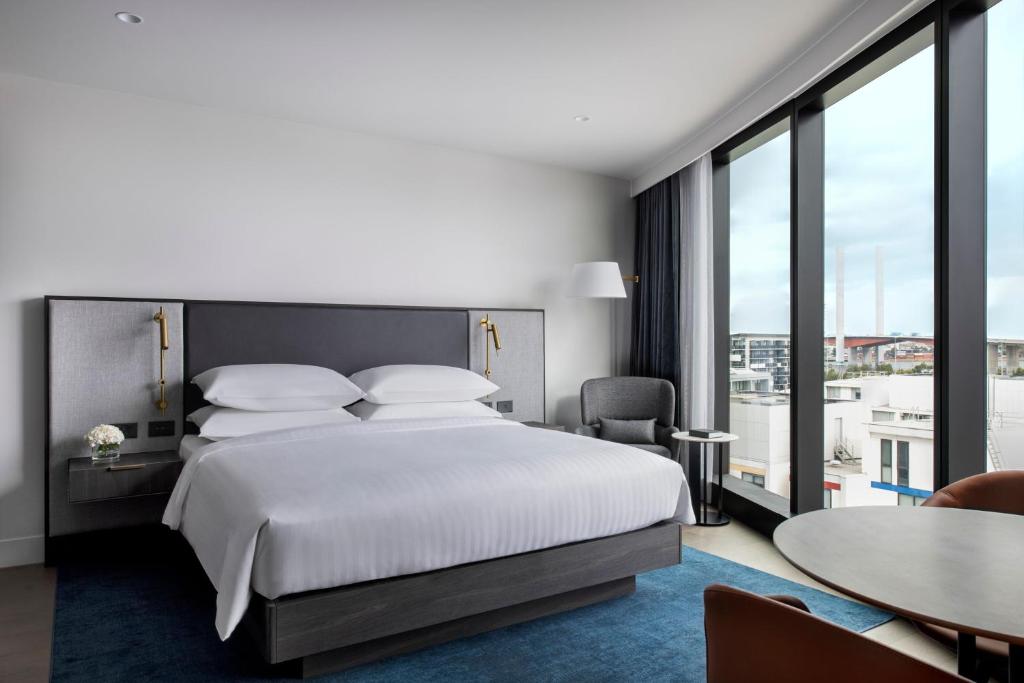 Postel nebo postele na pokoji v ubytování Melbourne Marriott Hotel Docklands