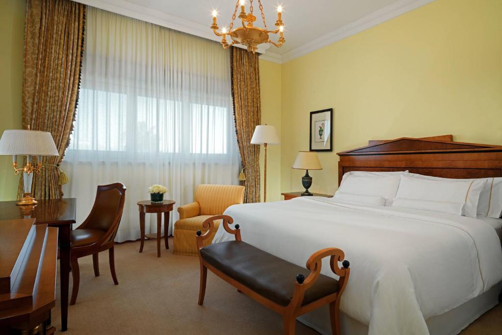 Postel nebo postele na pokoji v ubytování The Westin Excelsior, Rome