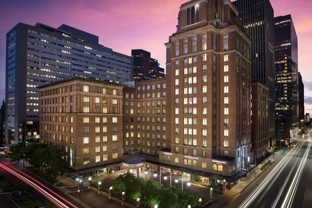 uma vista para uma cidade com edifícios altos e luzes de rua em Courtyard Houston Downtown Convention Center em Houston