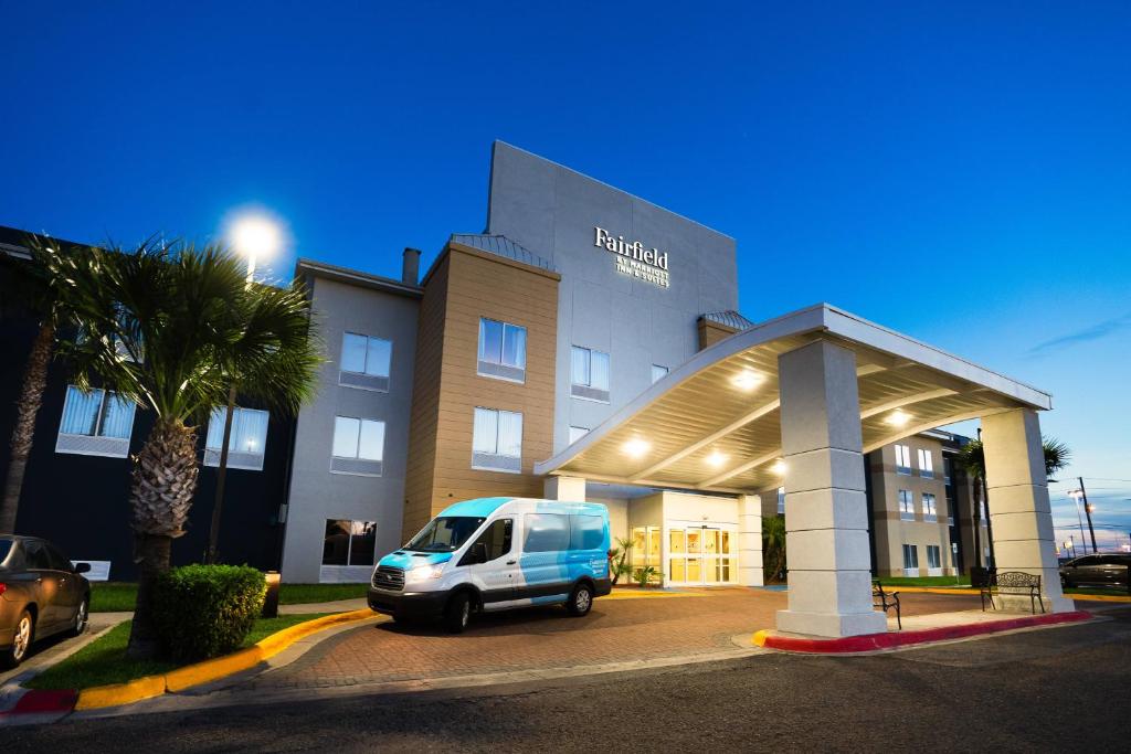 een wit busje geparkeerd voor een gebouw bij Fairfield Inn & Suites Laredo in Laredo