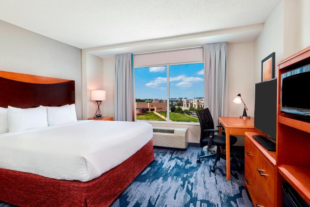 印第安納波利斯的住宿－費爾菲爾德印第安納珀里斯市中心酒店，配有一张床、一张书桌和一扇窗户的酒店客房