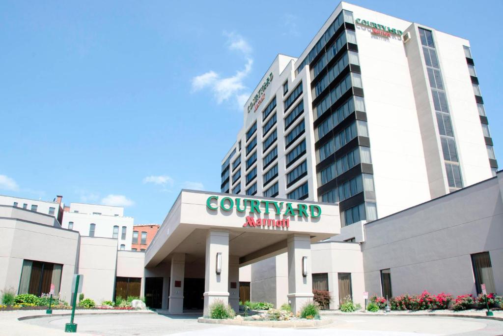 a building with a sign for a court yard aquarium at Courtyard Waterbury Downtown in Waterbury