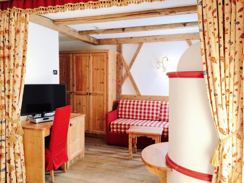 Televízia a/alebo spoločenská miestnosť v ubytovaní Hotel Laurin