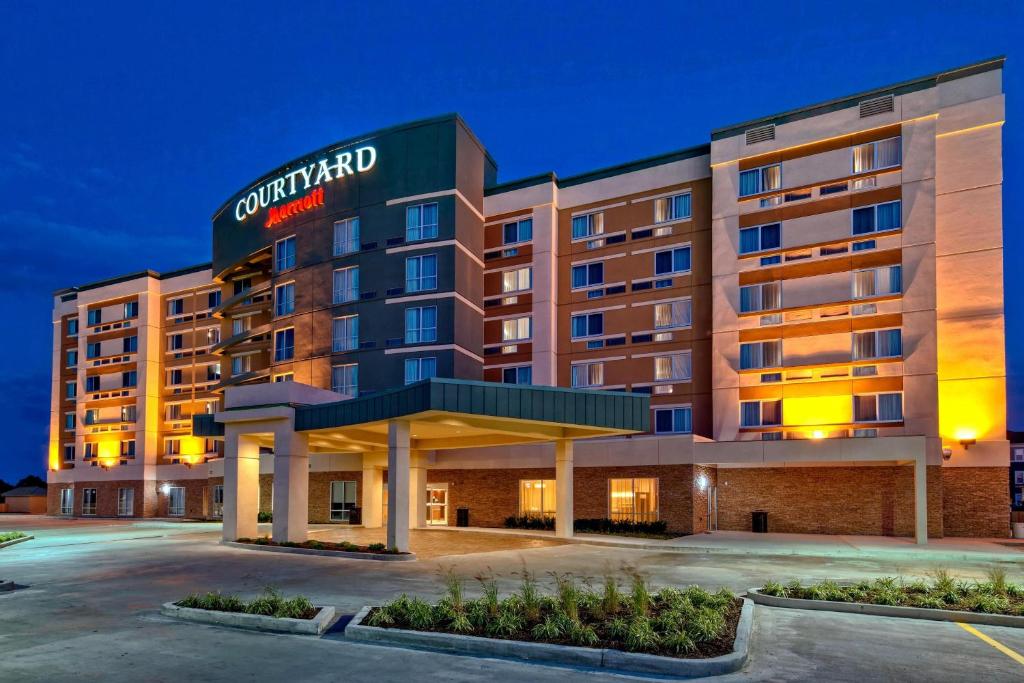 a rendering of the courtyard hotel at night at Courtyard by Marriott Westbury Long Island in Westbury