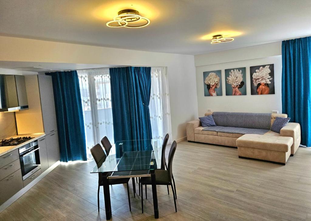 拉姆尼庫沃爾恰的住宿－Apartament Ștrand，客厅配有玻璃桌和沙发