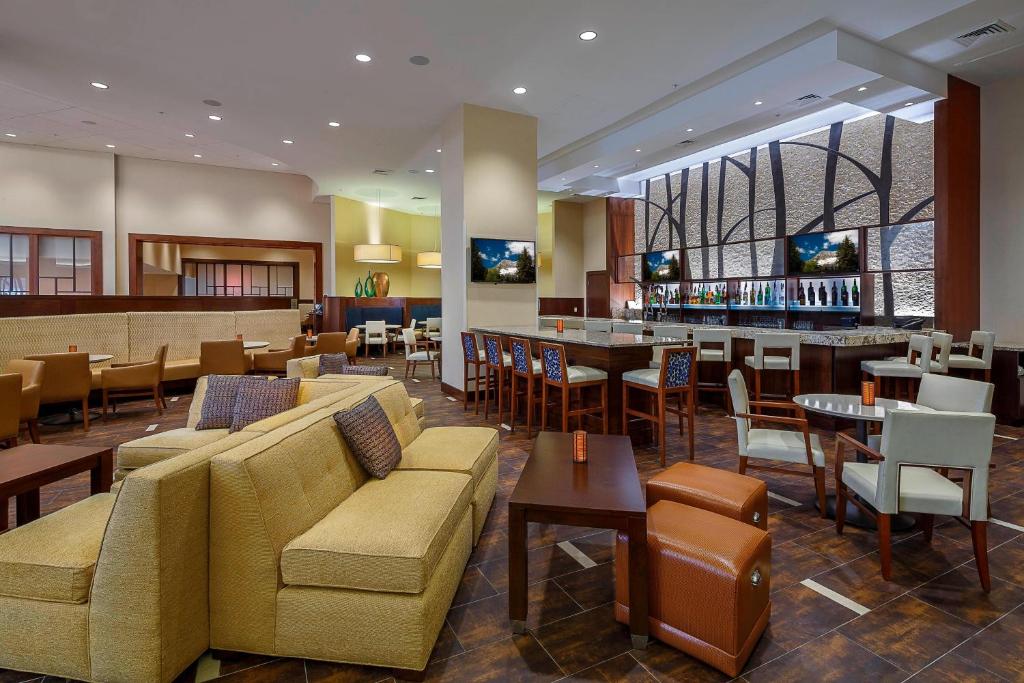 um restaurante com sofás e mesas e um bar em Provo Marriott Hotel & Conference Center em Provo