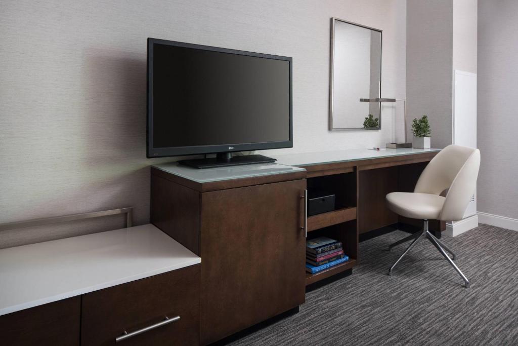 TV a/nebo společenská místnost v ubytování Provo Marriott Hotel & Conference Center