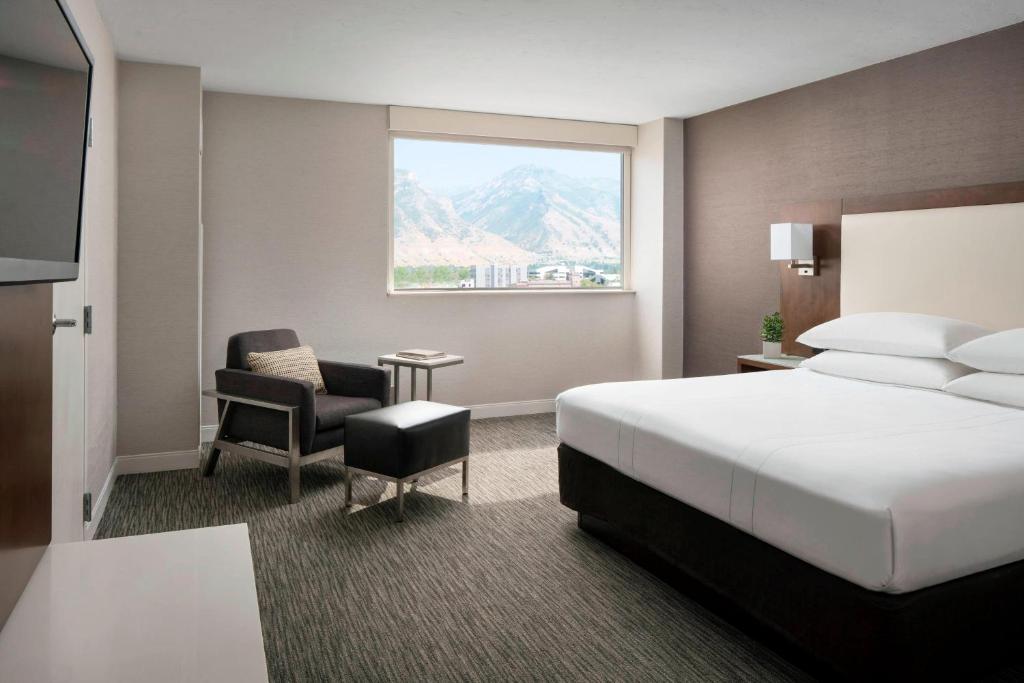 Postel nebo postele na pokoji v ubytování Provo Marriott Hotel & Conference Center