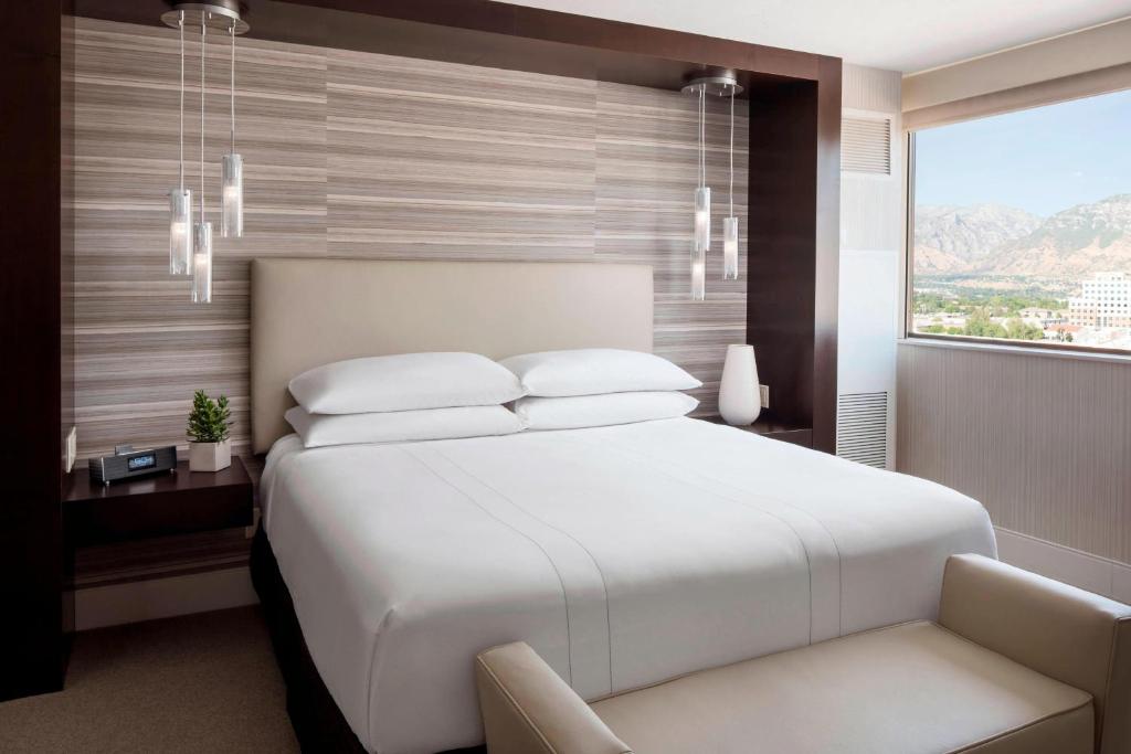 Postel nebo postele na pokoji v ubytování Provo Marriott Hotel & Conference Center