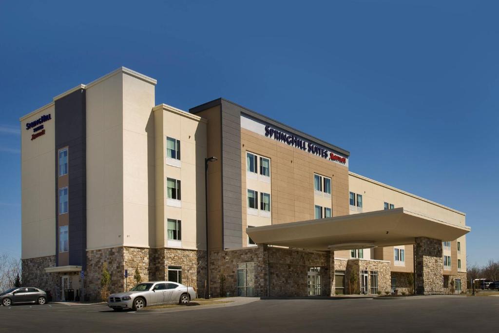 ein Hotel mit einem davor geparkt in der Unterkunft SpringHill Suites Bridgeport Clarksburg in Bridgeport