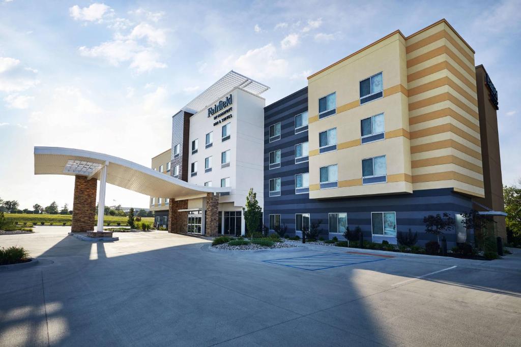 eine Darstellung eines Krankenhausgebäudes in der Unterkunft Fairfield Inn & Suites by Marriott Kansas City Belton in Belton
