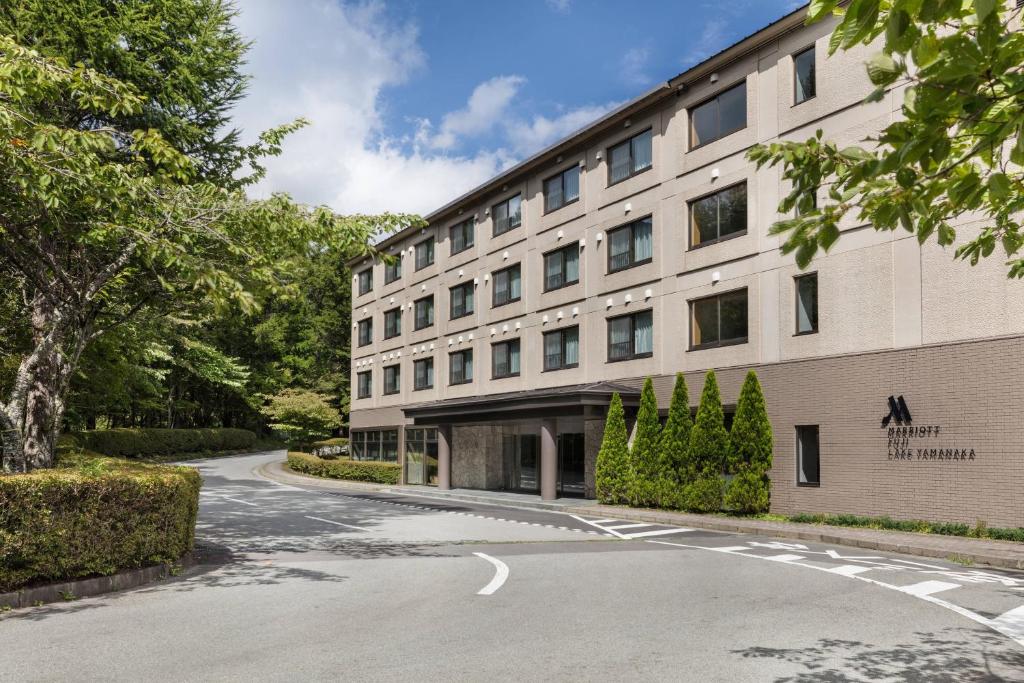 an empty street in front of a building at Fuji Marriott Hotel Lake Yamanaka in Yamanakako