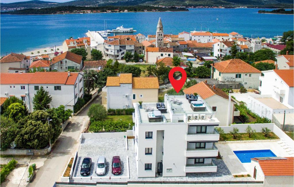 una ciudad con un corazón rojo en la parte superior de un edificio en Nice Home In Turanj With House Sea View, en Turanj