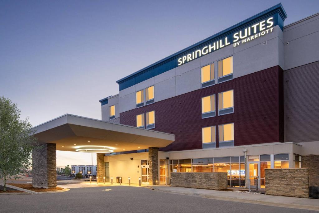 un hotel con un cartel que lee suites soleadas en SpringHill Suites Denver Parker, en Parker