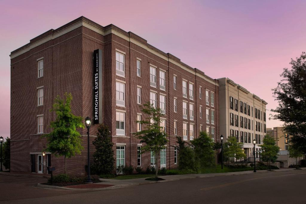 un grand bâtiment en briques sur le côté d'une rue dans l'établissement Springhill Suites by Marriott Jackson North/Ridgeland, à Ridgeland