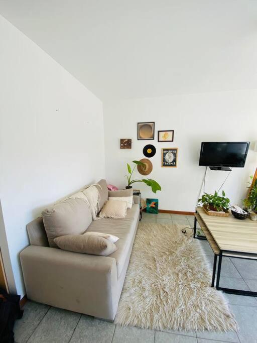 sala de estar con sofá y alfombra en Hermoso apartamento en Palermo - La Rural en Buenos Aires