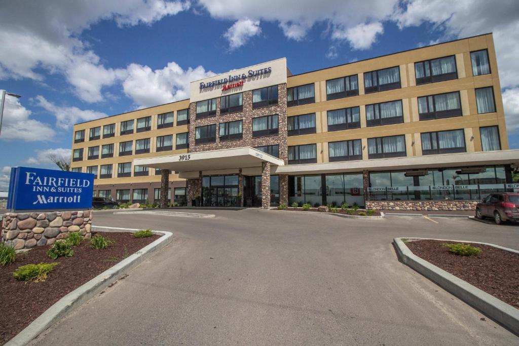 um grande edifício com uma placa em frente em Fairfield Inn & Suites by Marriott Regina em Regina