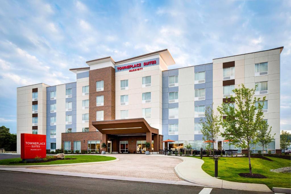 een weergave van de Hampton Inn suites niagara op het meer bij TownePlace Suites by Marriott Houston Baytown in Baytown