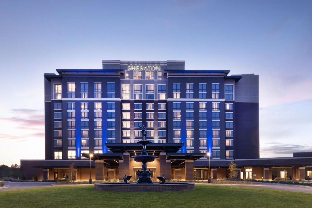 un gran edificio con una fuente frente a él en Sheraton Flowood The Refuge Hotel & Conference Center en Flowood