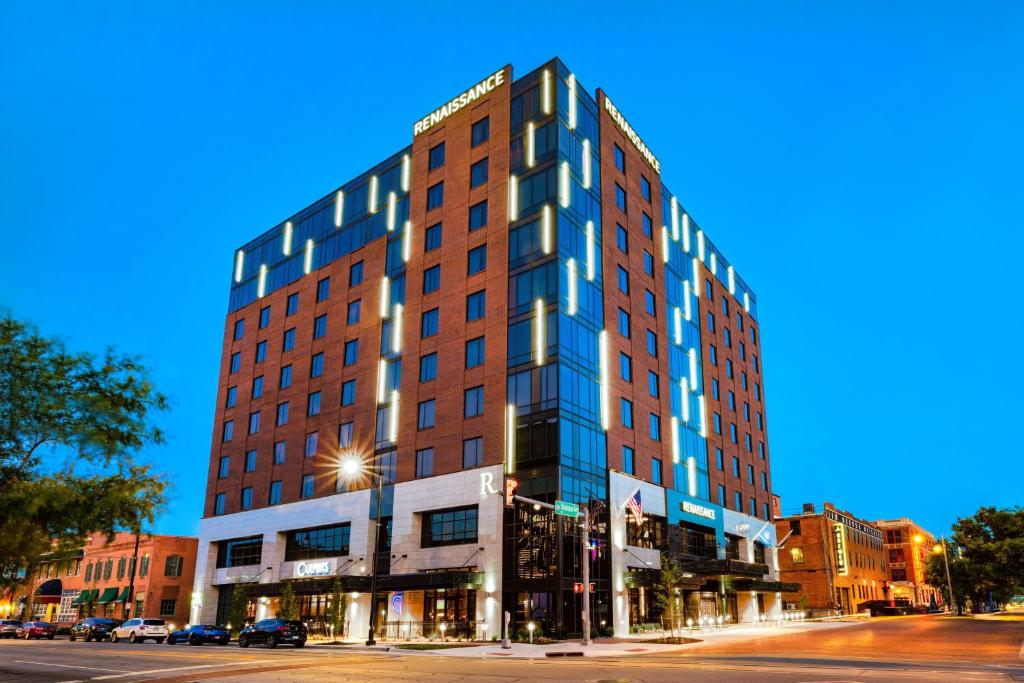 un edificio alto en una calle de la ciudad por la noche en Renaissance Oklahoma City Downtown Bricktown Hotel en Oklahoma City