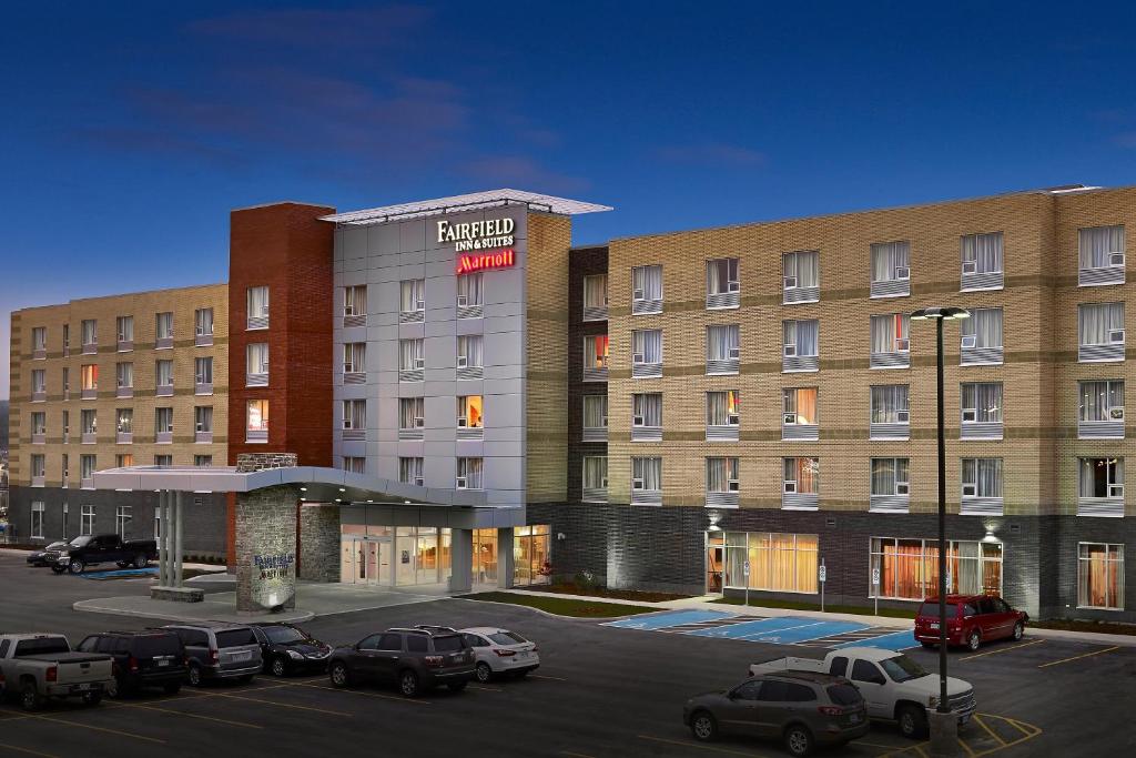 聖約翰斯的住宿－Fairfield Inn & Suites by Marriott St. John's Newfoundland，把汽车停在停车场的酒店 ⁇ 染成 ⁇ 形