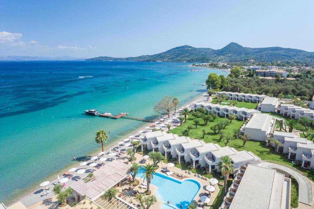 Luftblick auf ein Resort und das Meer in der Unterkunft Domes Miramare, a Luxury Collection Resort, Corfu - Adults Only in Moraḯtika