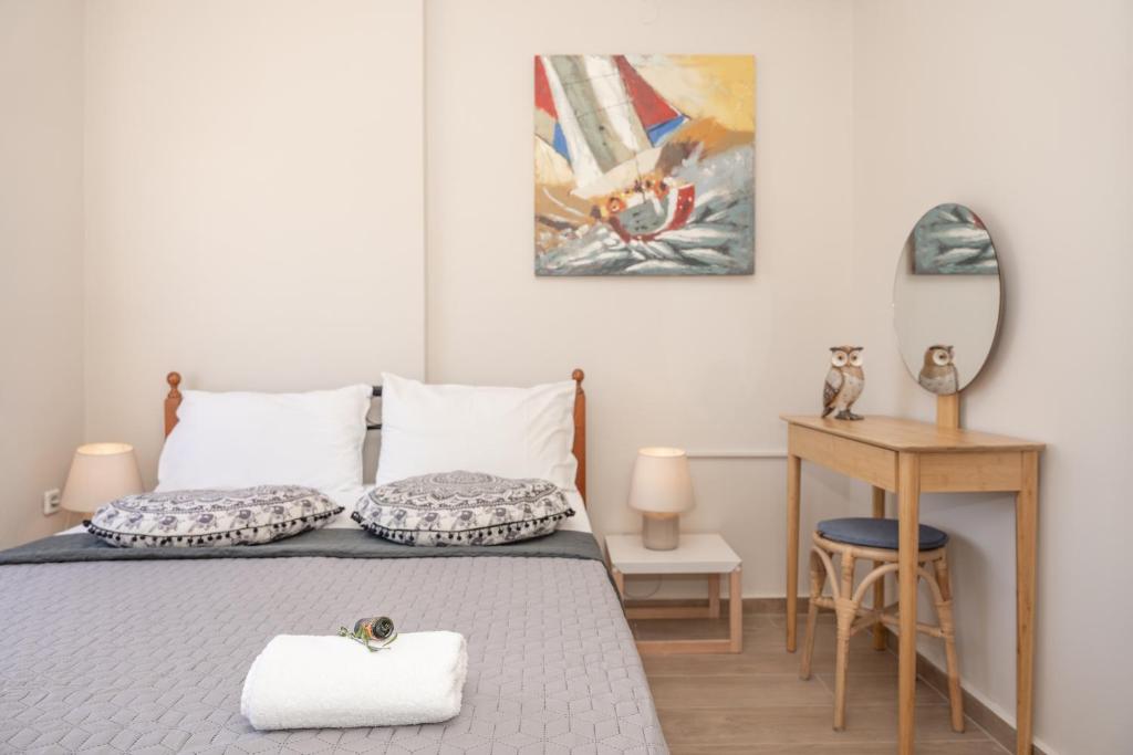 A bed or beds in a room at Studio 71!Charming flat in Chania