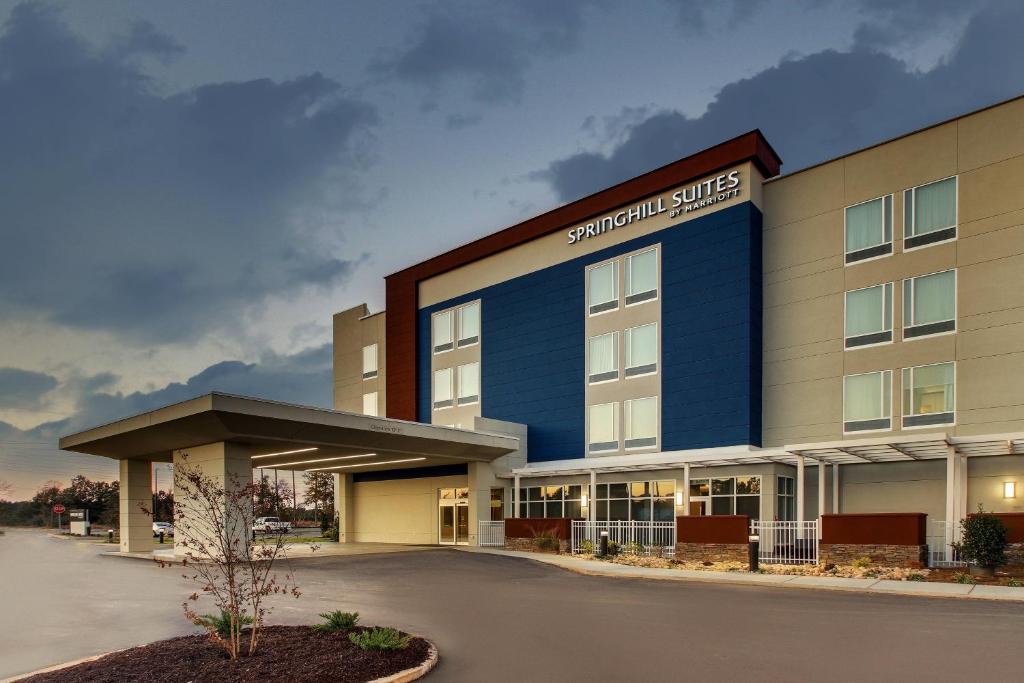 uma representação de um edifício de hotel para estudantes em SpringHill Suites by Marriott Gulfport I-10 em Gulfport