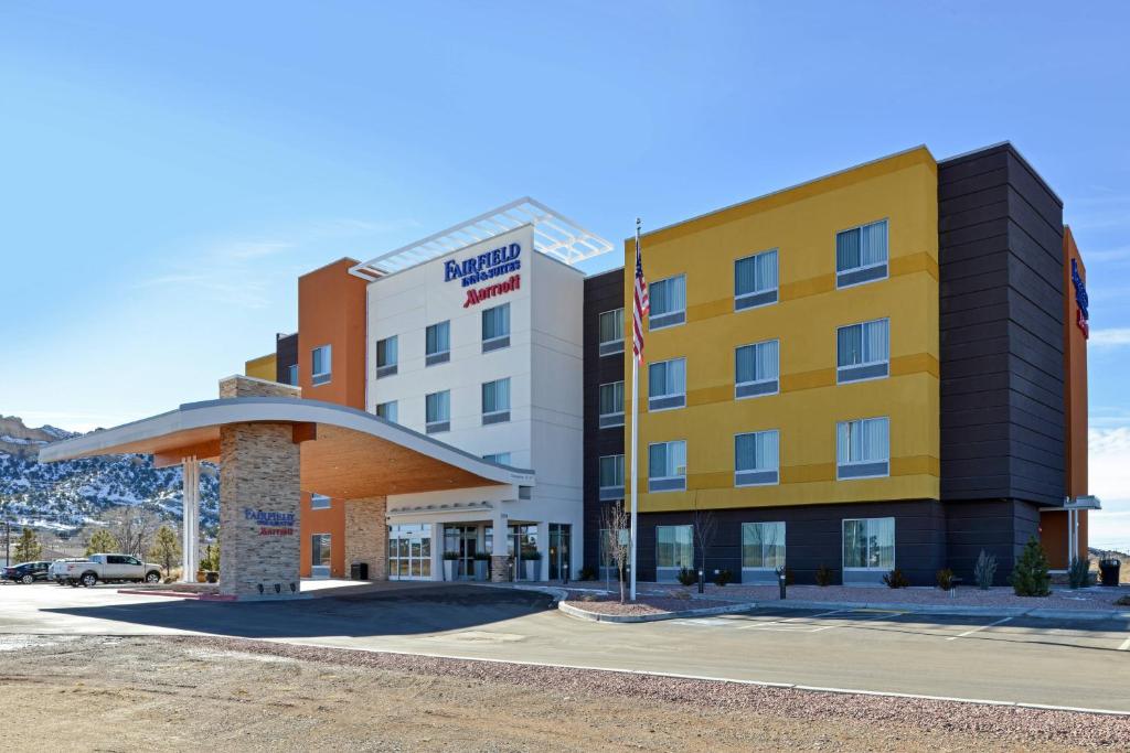 un rendimiento del hotel del anclaje del hotel radisson en Fairfield Inn & Suites by Marriott Gallup en Gallup