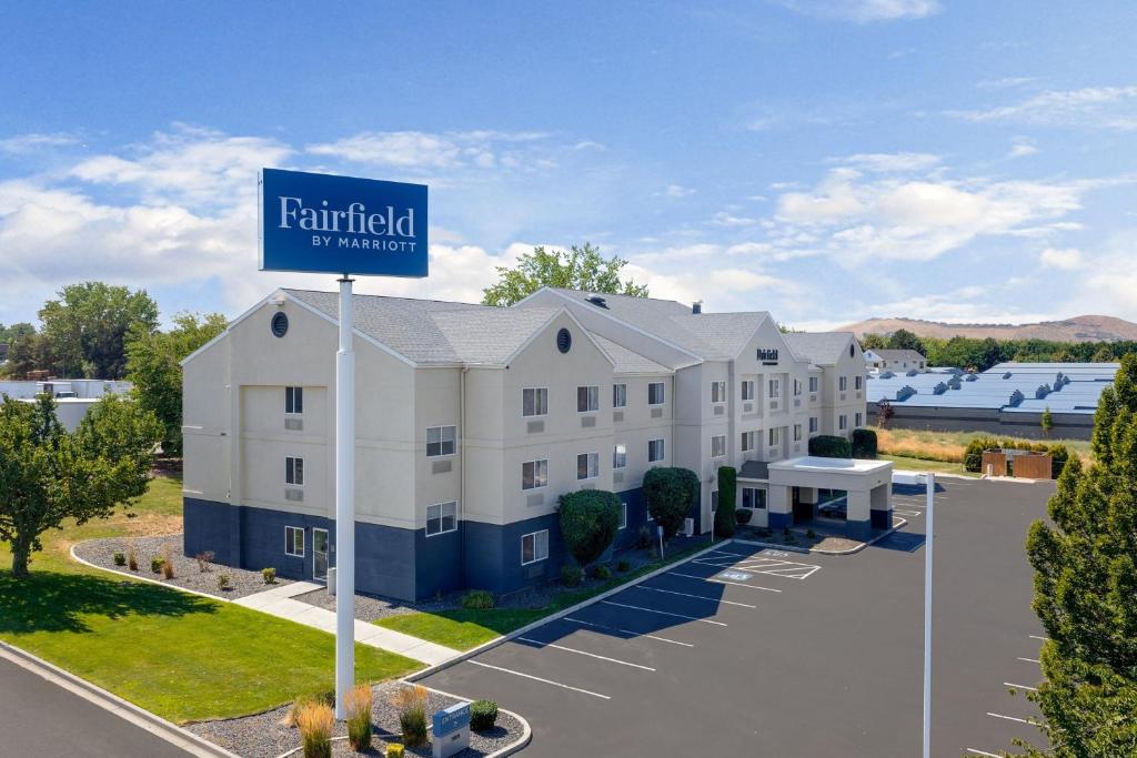 une image d'un bâtiment avec un panneau indiquant la rue dans l'établissement Fairfield Inn Kennewick, à Kennewick