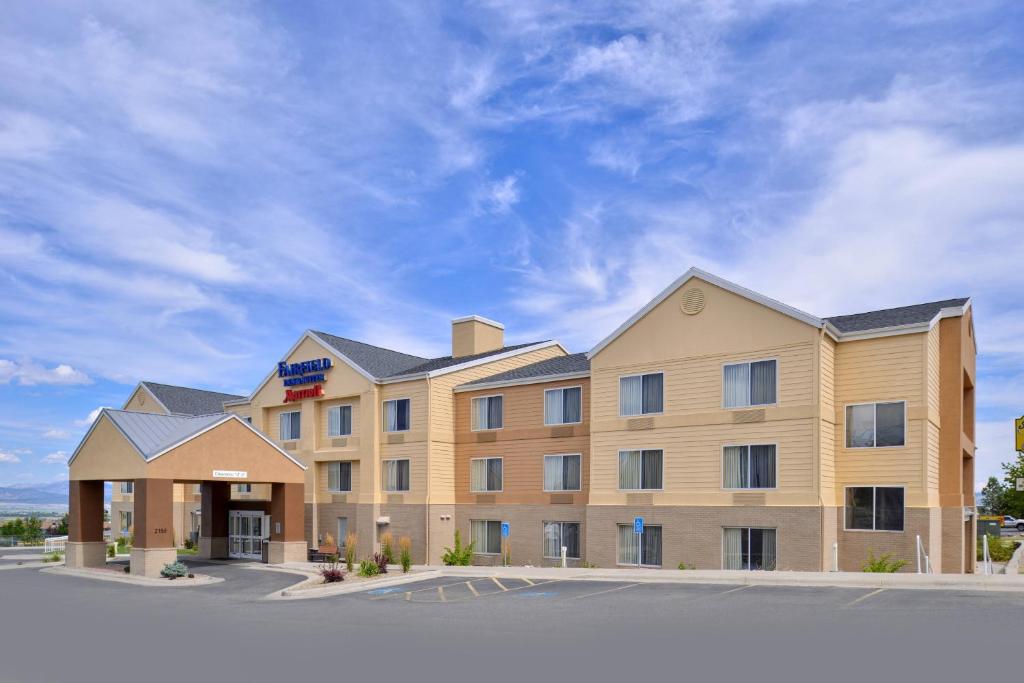 uma representação de um hotel com um edifício em Fairfield Inn & Suites by Marriott Helena em Helena