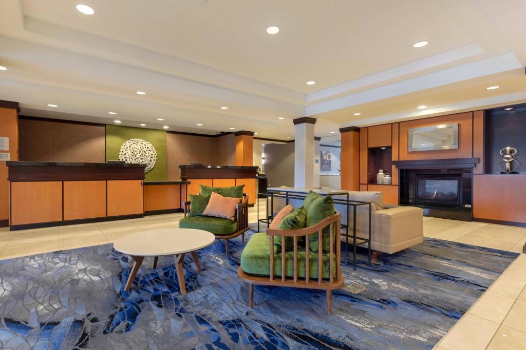The lobby or reception area at Fairfield Inn & Suites by Marriott Rockford
