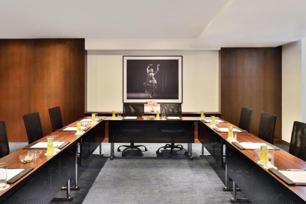 een grote vergaderzaal met een lange tafel en stoelen bij Fairfield by Marriott Chennai OMR in Chennai