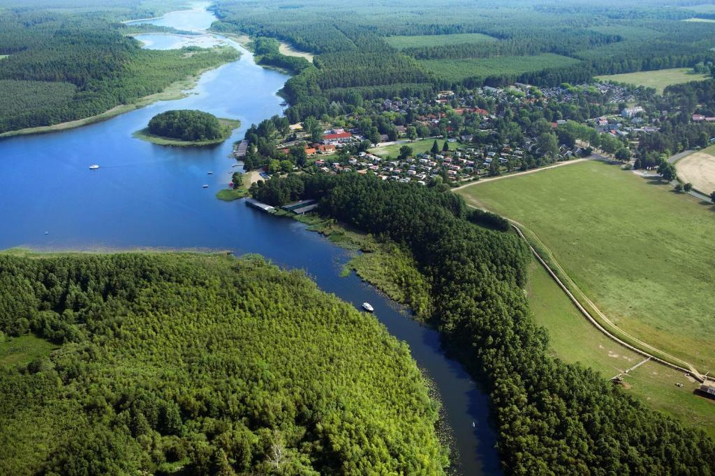 eine Luftansicht auf einen Fluss und eine Stadt in der Unterkunft Ferienpark Mirow in Mirow