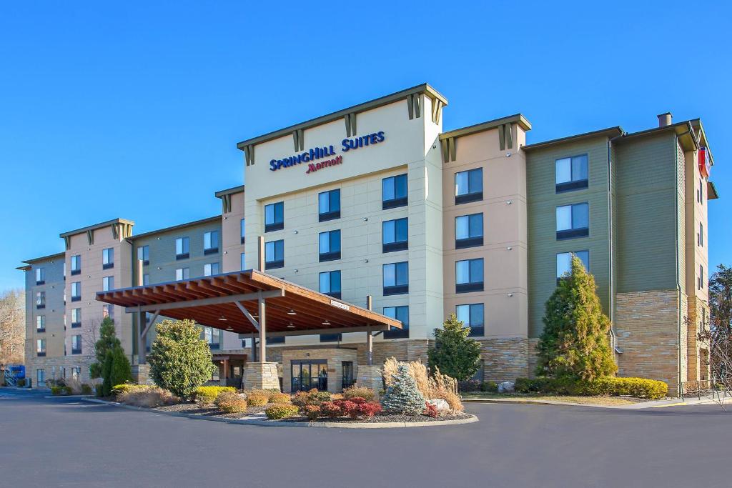 a hotel building with a sign that reads quality suites at SpringHill Suites Pigeon Forge in Pigeon Forge