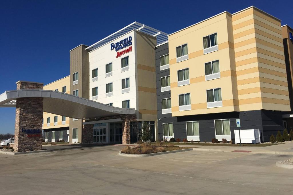 ein Hotelgebäude mit einem Parkplatz davor in der Unterkunft Fairfield Inn & Suites by Marriott St. Louis Pontoon Beach/Granite City, IL in Collinsville