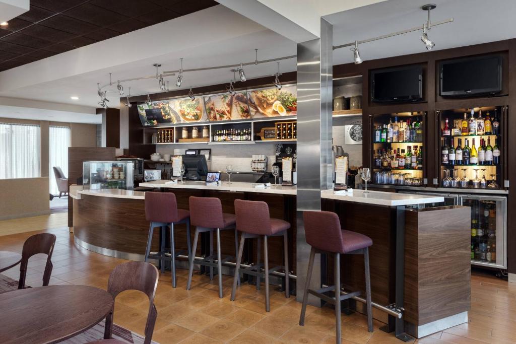 a bar in a restaurant with bar stools at Courtyard Philadelphia Willow Grove in Willow Grove