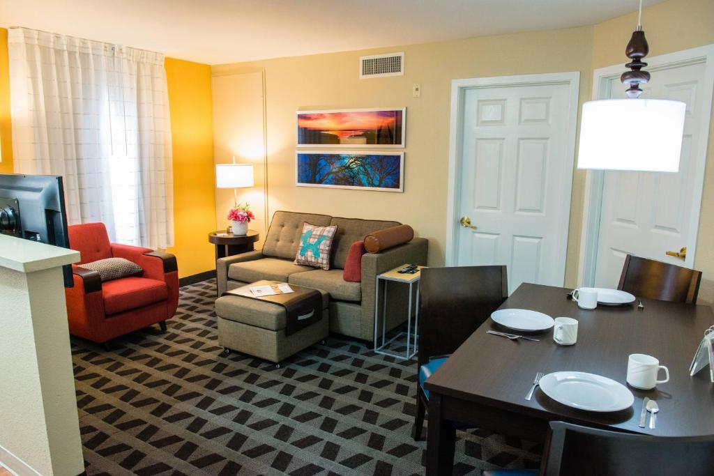 uma sala de estar com um sofá e uma mesa em MainStay Suites Houston NASA-Clear Lake em Webster