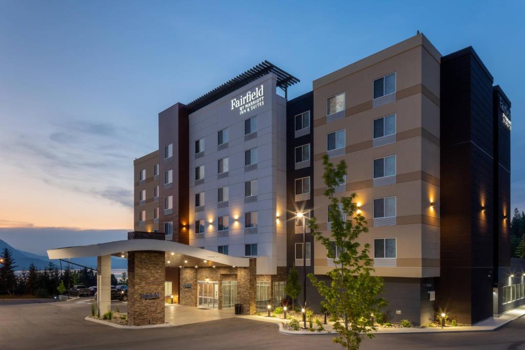 a rendering of the hotel exterior at dusk at Fairfield Inn & Suites by Marriott Salmon Arm in Salmon Arm