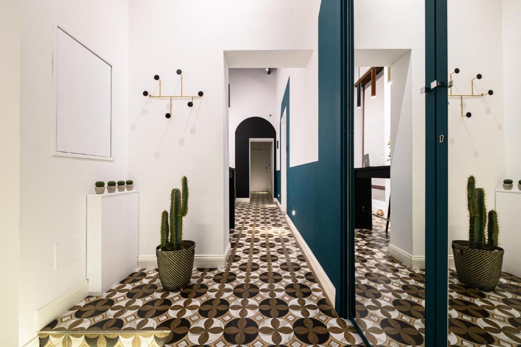 un corridoio con piante di cactus e una porta di Interno Barocco a Napoli